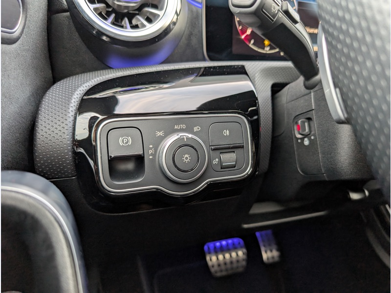 Image Mercedes-Benz CLA 180 d Shooting Brake AMG Line TO  SIEGES ELECTRIQUES MEMOIRES CHAUFFANTS CAMERA 360 HUD MULTIBEAM SO