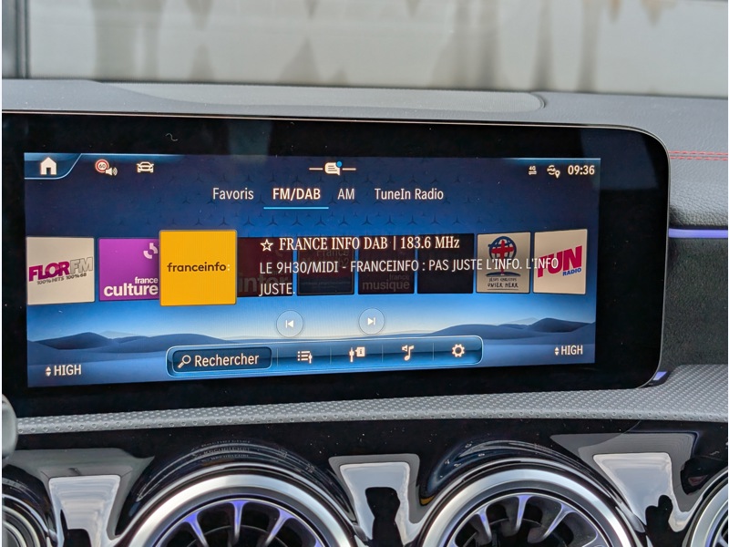 Image Mercedes-Benz CLA 180 d Shooting Brake AMG Line TO  SIEGES ELECTRIQUES MEMOIRES CHAUFFANTS CAMERA 360 HUD MULTIBEAM SO