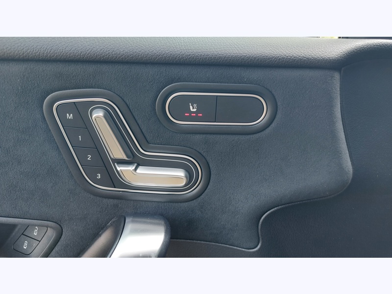 Image Mercedes-Benz CLASSE A 250 e Hybrid EQ Berline AMG Line AMG Line Intégration pour smartphone  Pack Sport Noir