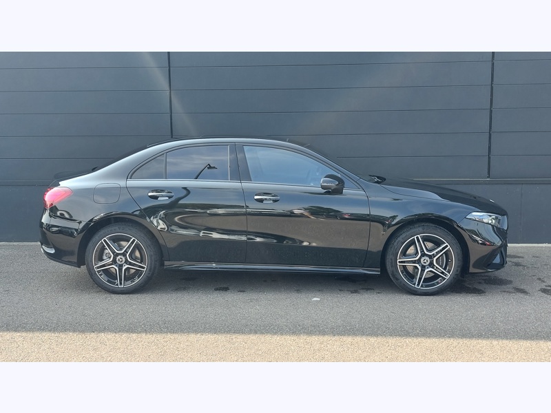 Image Mercedes-Benz CLASSE A 250 e Hybrid EQ Berline AMG Line AMG Line Intégration pour smartphone  Pack Sport Noir