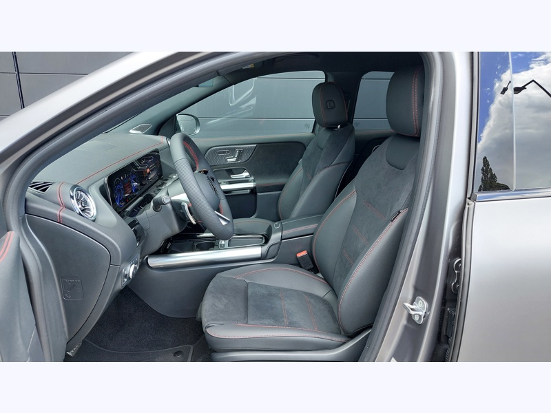 Image Mercedes-Benz EQA 300 4MATIC AMG Line Pack Sport Noir  Pack Assistance à la conduite AMG Line Premium