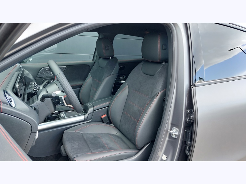 Image Mercedes-Benz EQA 300 4MATIC AMG Line Pack Sport Noir  Pack Assistance à la conduite AMG Line Premium