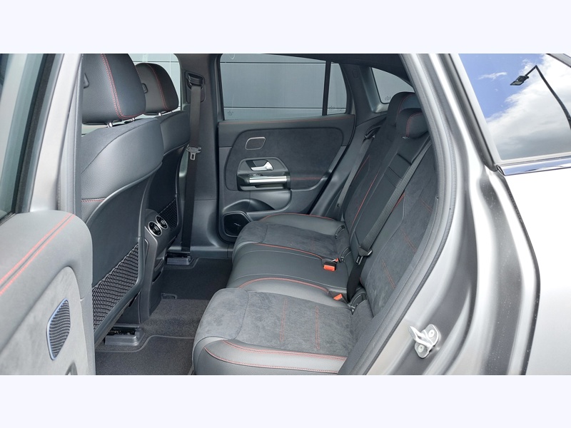 Image Mercedes-Benz EQA 300 4MATIC AMG Line Pack Sport Noir  Pack Assistance à la conduite AMG Line Premium