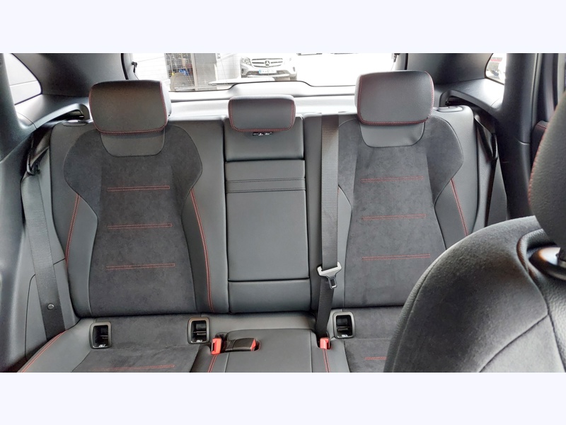 Image Mercedes-Benz EQA 300 4MATIC AMG Line Pack Sport Noir  Pack Assistance à la conduite AMG Line Premium