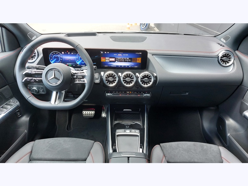 Image Mercedes-Benz EQA 300 4MATIC AMG Line Pack Sport Noir  Pack Assistance à la conduite AMG Line Premium