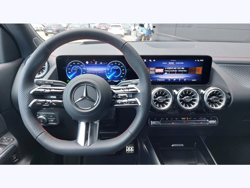 Image Mercedes-Benz EQA 300 4MATIC AMG Line Pack Sport Noir  Pack Assistance à la conduite AMG Line Premium