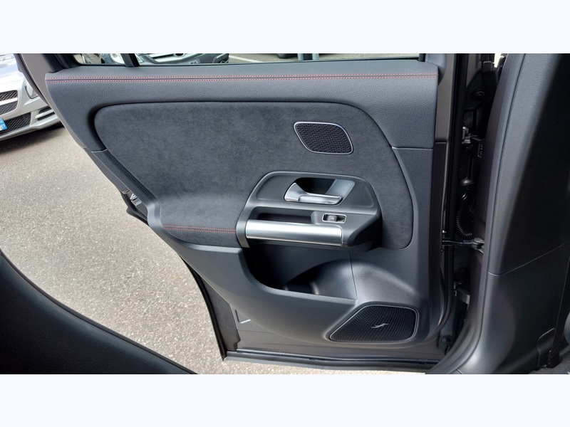 Image Mercedes-Benz EQA 300 4MATIC AMG Line Pack Sport Noir  Pack Assistance à la conduite AMG Line Premium