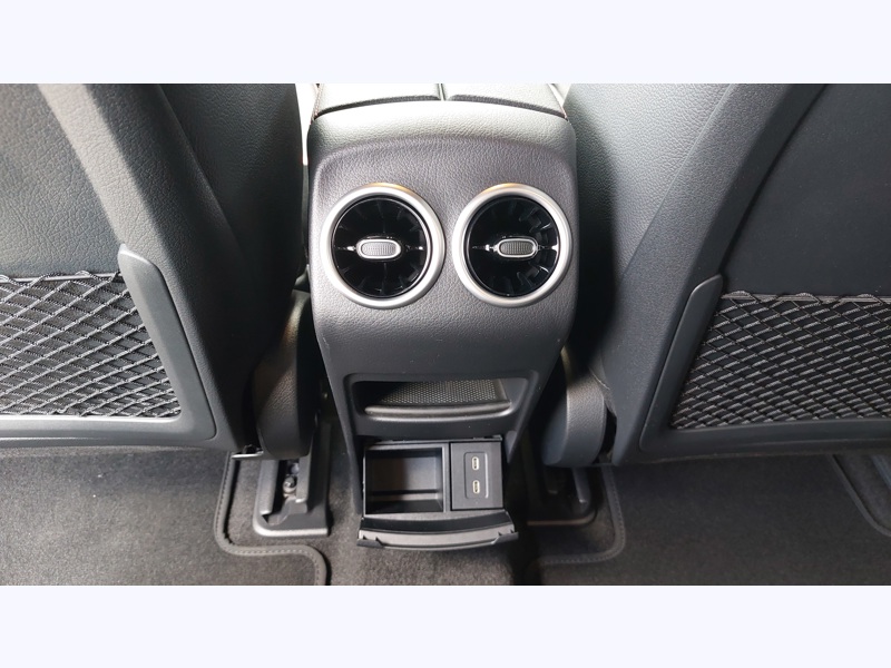 Image Mercedes-Benz EQA 300 4MATIC AMG Line Pack Sport Noir  Pack Assistance à la conduite AMG Line Premium