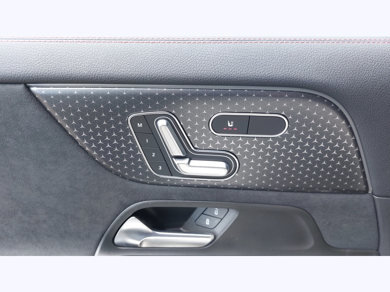 Image Mercedes-Benz EQA 300 4MATIC AMG Line Pack Sport Noir  Pack Assistance à la conduite AMG Line Premium