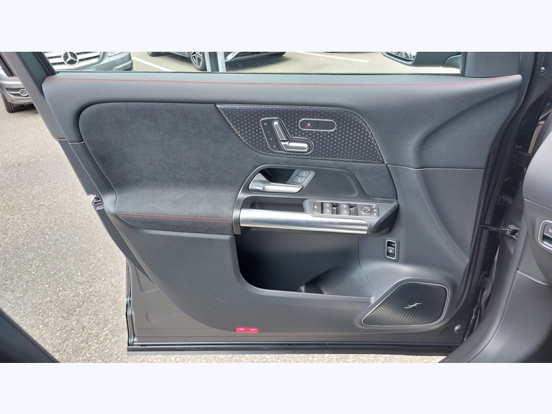 Image Mercedes-Benz EQA 300 4MATIC AMG Line Pack Sport Noir  Pack Assistance à la conduite AMG Line Premium