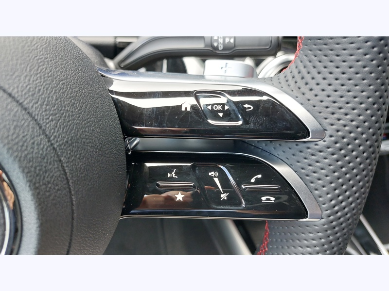 Image Mercedes-Benz EQA 300 4MATIC AMG Line Pack Sport Noir  Pack Assistance à la conduite AMG Line Premium