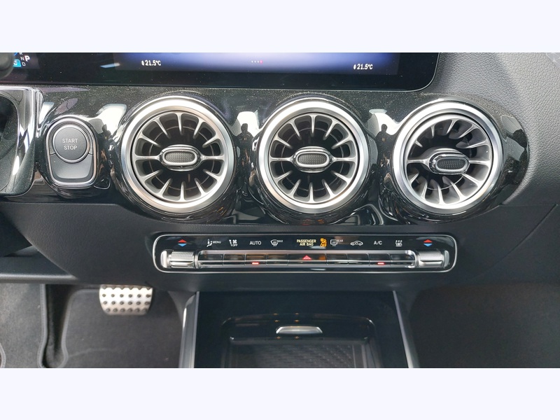 Image Mercedes-Benz EQA 300 4MATIC AMG Line Pack Sport Noir  Pack Assistance à la conduite AMG Line Premium