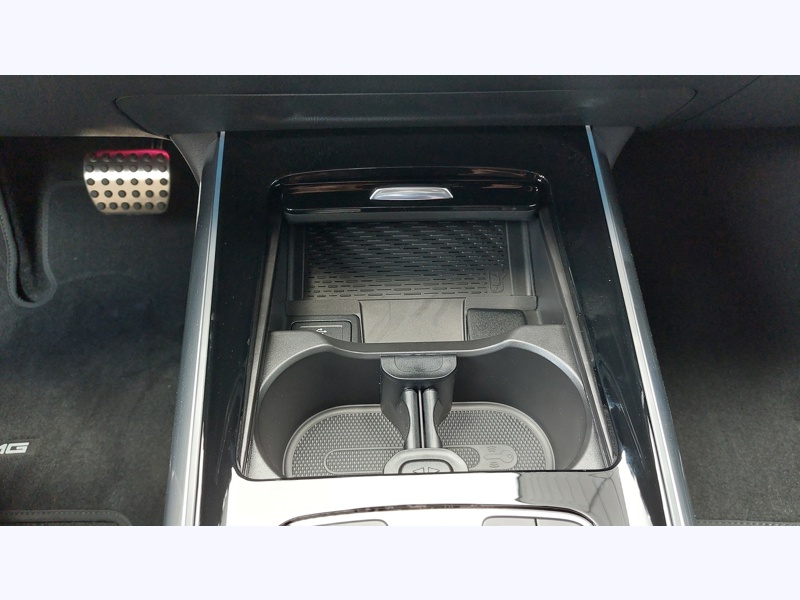 Image Mercedes-Benz EQA 300 4MATIC AMG Line Pack Sport Noir  Pack Assistance à la conduite AMG Line Premium