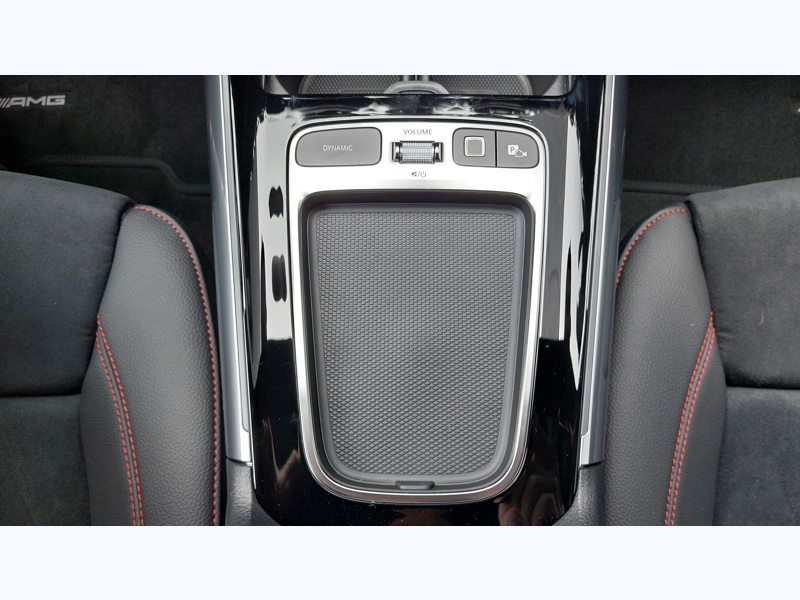 Image Mercedes-Benz EQA 300 4MATIC AMG Line Pack Sport Noir  Pack Assistance à la conduite AMG Line Premium