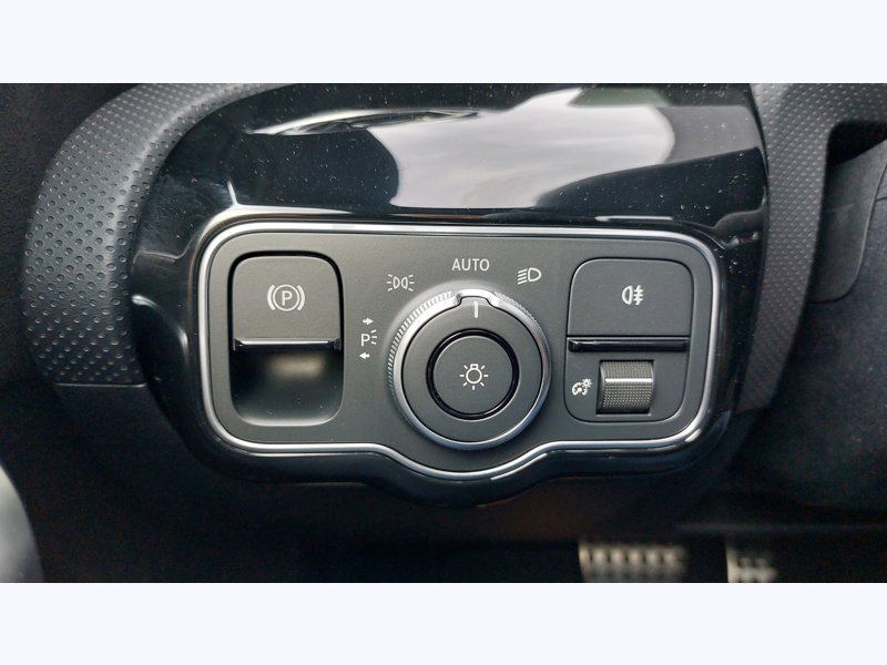 Image Mercedes-Benz CLASSE A 200 d AMG Line Pack Sport Noir