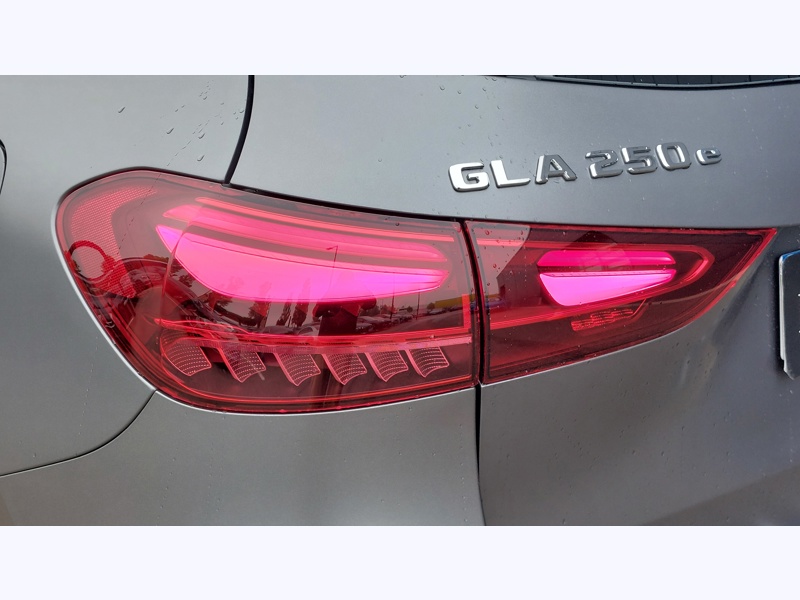 Image Mercedes-Benz GLA 250 e Hybrid EQ AMG Line AMG Line Pack Sport Noir AMG Line Premium Plus Gris montagne magno MANUFACT