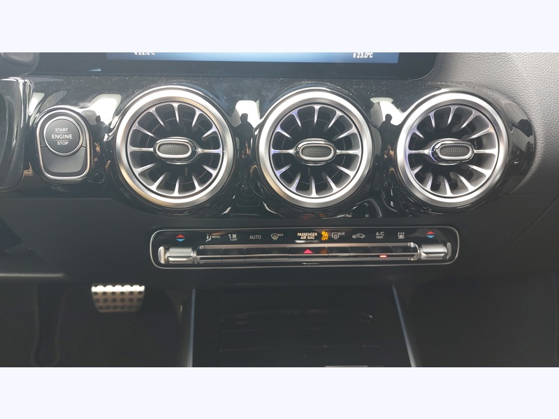 Image Mercedes-Benz GLA 250 e Hybrid EQ AMG Line AMG Line Pack Sport Noir AMG Line Premium Plus Gris montagne magno MANUFACT