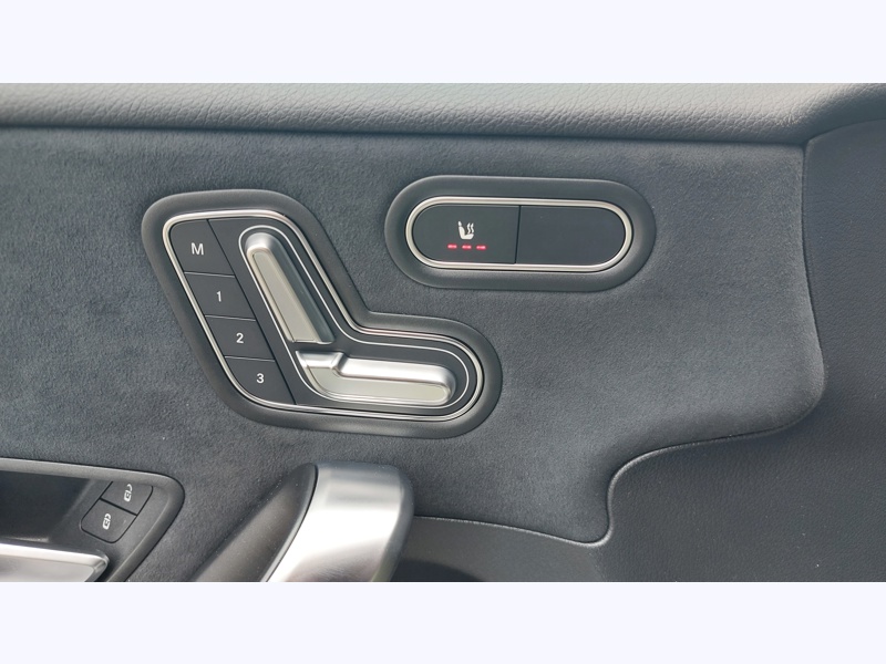 Image Mercedes-Benz CLASSE A 180 STAR EDITION AMG Line Pack Hiver Pack Sport Noir AMG Line Premium Plus