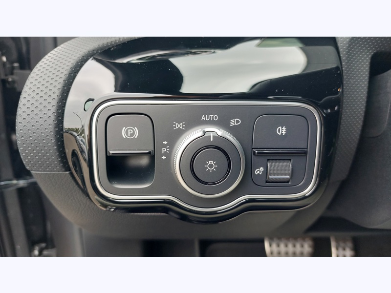 Image Mercedes-Benz CLASSE A 180 STAR EDITION AMG Line Pack Hiver Pack Sport Noir AMG Line Premium Plus