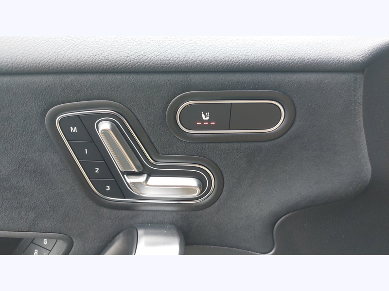 Image Mercedes-Benz CLASSE A 200 d AMG Line AMG Line  Pack Sport Noir  Ligne AMG Premium Plus