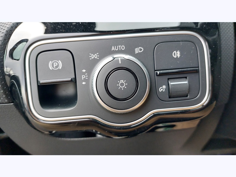 Image Mercedes-Benz CLASSE A 200 d AMG Line AMG Line  Pack Sport Noir  Ligne AMG Premium Plus