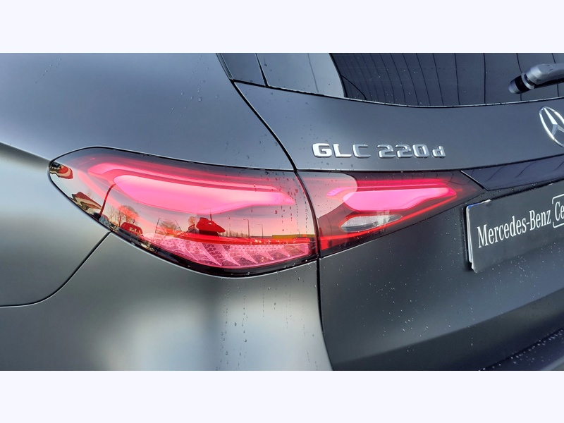 Image Mercedes-Benz GLC SUV GLC 220 d 4MATIC  AMG Line  Pack d'assistance à la conduite Plus  Pack Sport Noir Pack Premium Plus 