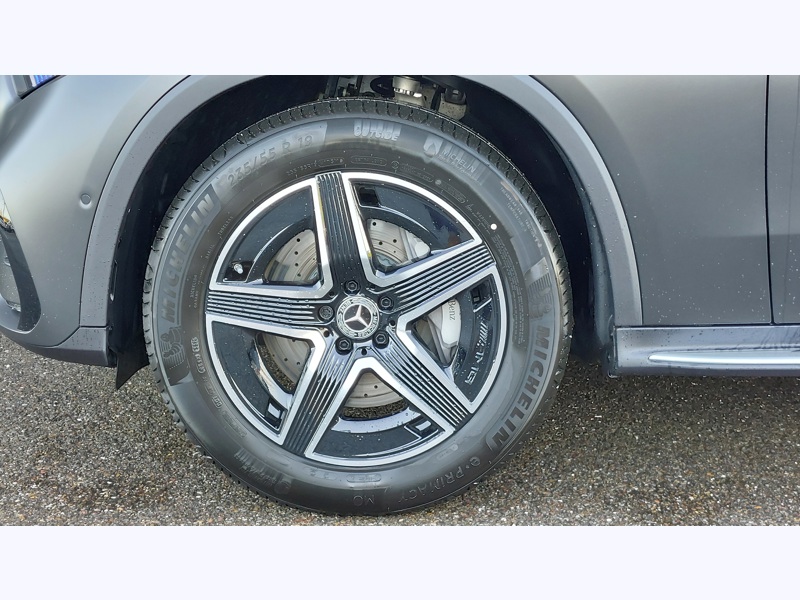 Image Mercedes-Benz GLC SUV GLC 220 d 4MATIC  AMG Line  Pack d'assistance à la conduite Plus  Pack Sport Noir Pack Premium Plus 