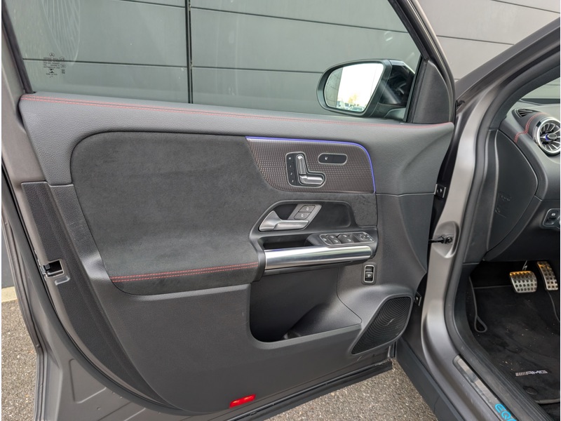 Image Mercedes-Benz EQA 350 4MATIC AMG LINE TO CAMERA 360° HUD SIEGES AVANT ELECTRIQUES MEMOIRES CHAUFFANTS SONORISATON ADVA