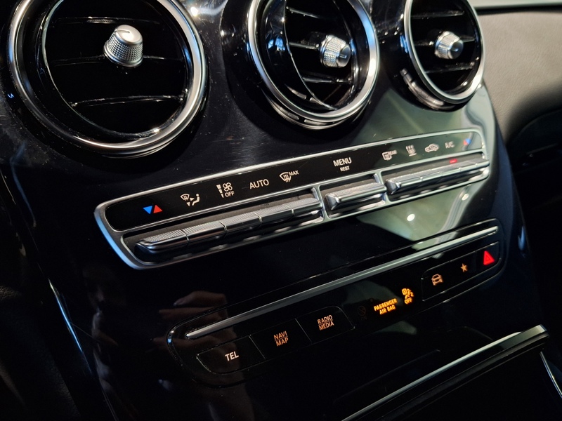 Image Mercedes-Benz GLC SUV GLC 300e 4MATIC SUV AMG Line  