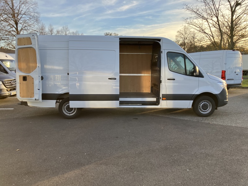 Image Mercedes-Benz SPRINTER 317 CDI 43S L3H2 PTRA 7T. 14m3  Gtie 48mois+2 révisions incluses 35.890Euro HT