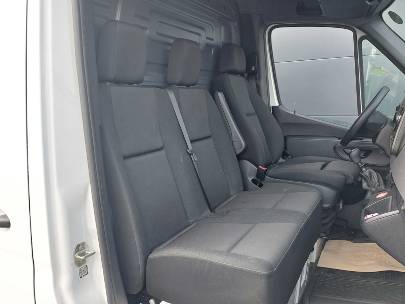 Image Mercedes-Benz SPRINTER 317 CDI 37S L2H2 12M3  31.900euro HT Garantie 24mois Mercedes-Benz 